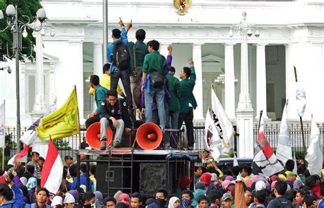 Partisipasi Masyarakat Dalam Sistem Politik