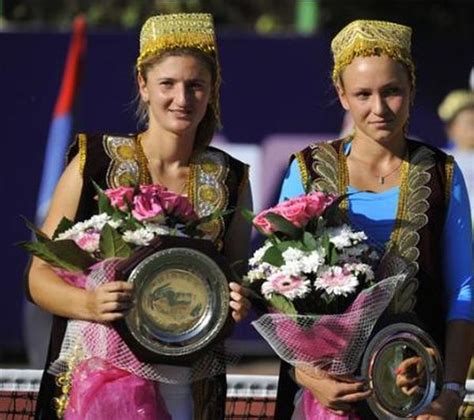 Poza Zilei August Irina Begu Cu Trofeul Cucerit La Ta Kent