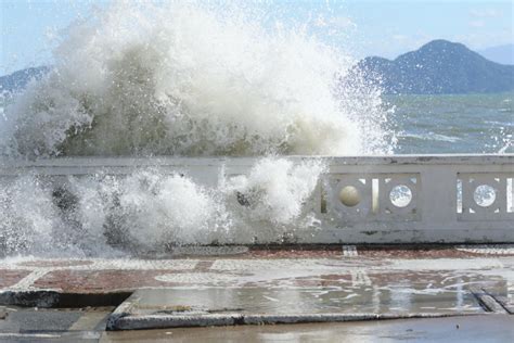 Marinha alerta para ressaca e ondas de até 2 5 metros de altura em