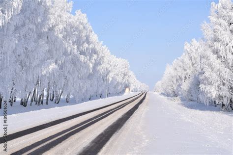 Зимний пейзаж. Дорога в ясный солнечный зимний день Stock-Foto | Adobe ...
