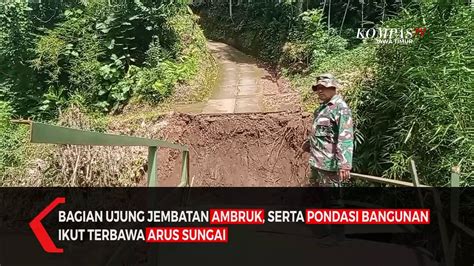 Jembatan Roboh Warga Blitar Nekat Seberangi Arus Sungai Video Dailymotion