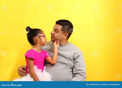 O Pai Solteiro Divorciado E Marrom Carrega A Sua Filha Latina Vestida De Bailarina Que Eles