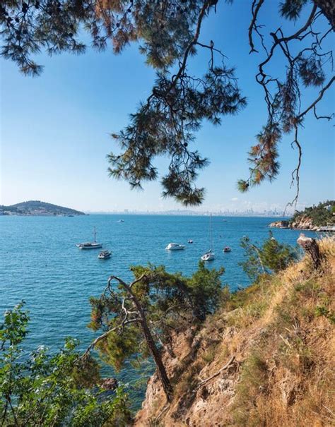 Bela vista panorâmica do mar negro iates e a cidade ao fundo costa