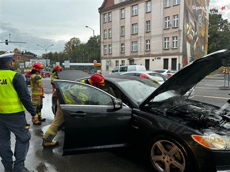 Policjanci wyciągnęli ludzi z płonącego samochodu ROW info