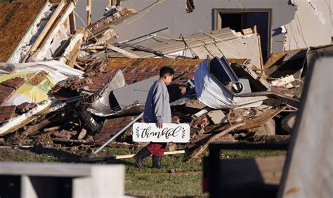 At Least 2 Dead After Tornadoes Sweep Through Texas And Oklahoma Los