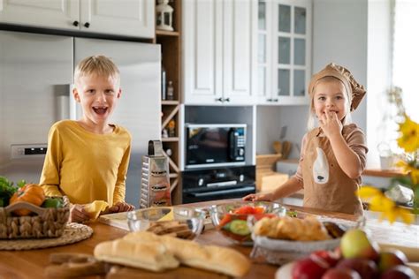 Les Enfants S amusent à Cuisiner à La Maison Photo Gratuite