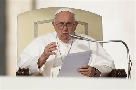 Papa Francisco defiende la bendición a parejas homosexuales y remarca