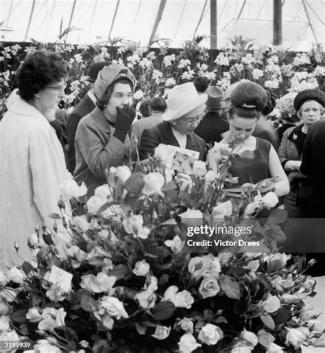 Chelsea Flower Show Crowd Photos And Premium High Res Pictures Getty