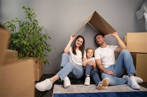 Junge Familie Zieht In Ein Neues Zuhause Kostenlose Foto