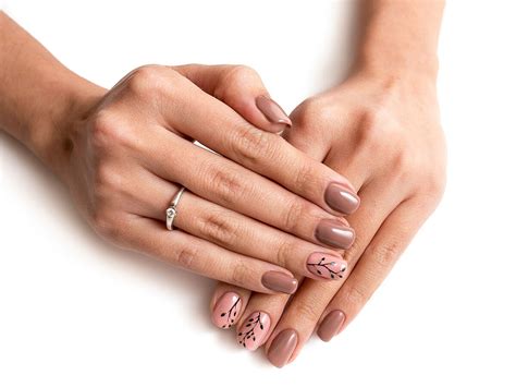 Uñas nude manicuras discretas y modernas para mejorar tus looks
