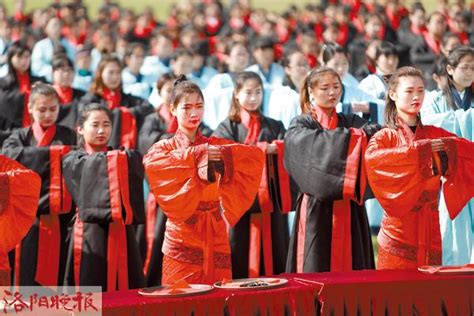 《中國詩詞大會》點評嘉賓蒙曼來洛為學生們講述成人禮由來 每日頭條