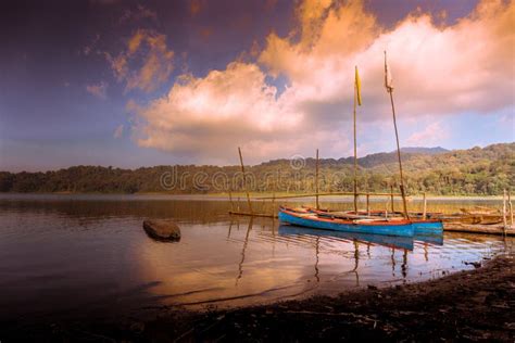 Lago Tamblingan Isla Indonesia De Bali Foto De Archivo Imagen De