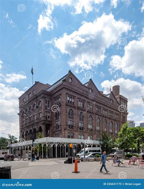 Real estate agents are fighting over 1 astor place new york ny 10003 1