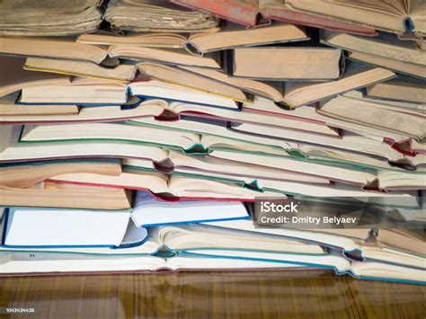 Banyak Buku Atau Buku Teks Lama Yang Dibuka Dan Digunakan Buku Dan