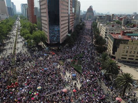 Miles de mujeres marchan en México para protestar contra violencia