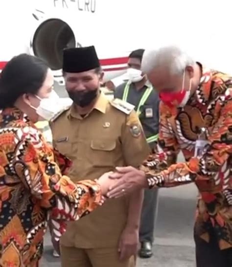 Momen Saat Ganjar Sambut Kedatangan Puan Maharani Di Bandara Adi