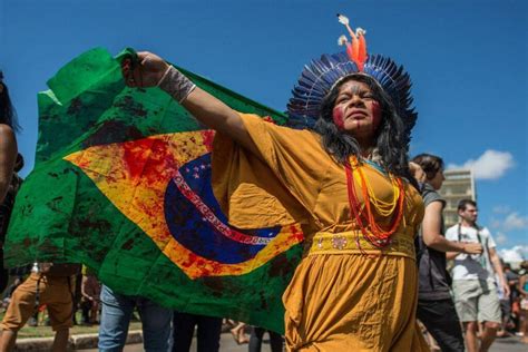 Sônia Bone Guajajara Coordenadora Execuva da Articulação dos Povos