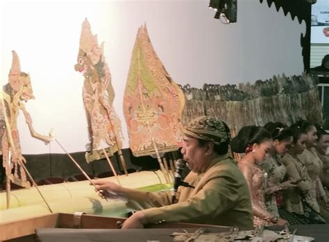 Rayakan Hut Ke Pemkot Batu Gelar Pertunjukan Wayang Kulit Di Pasar