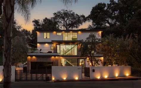 Photo 1 Of 10 In This Sherman Oaks Residence Showcases Indoor Outdoor