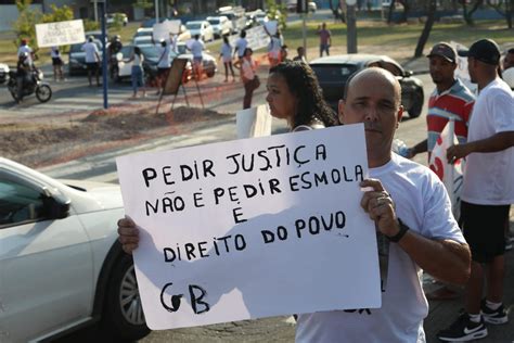 Fam Lia De Jovem Morto Por Pm Ap S Manobras Moto Protesta Contra A