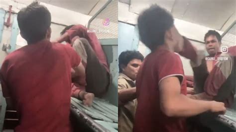 Video ट्रेन में ऊपर बैठे लड़के को मारे जा रहा था शख्स फिर मुंह पर पड़ी ऐसी लात कि दिन में ही