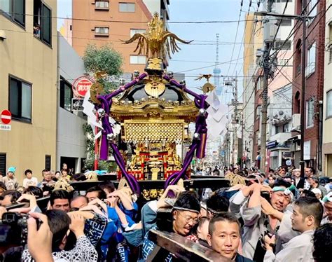 今日の浅草。 かっぱ橋の路地を入ったところにある矢先稲荷神社で例大祭が行われまし 浅草観光連盟