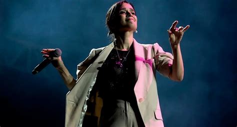 Julieta Venegas estrena Dame una oportunidad canción inédita sobre