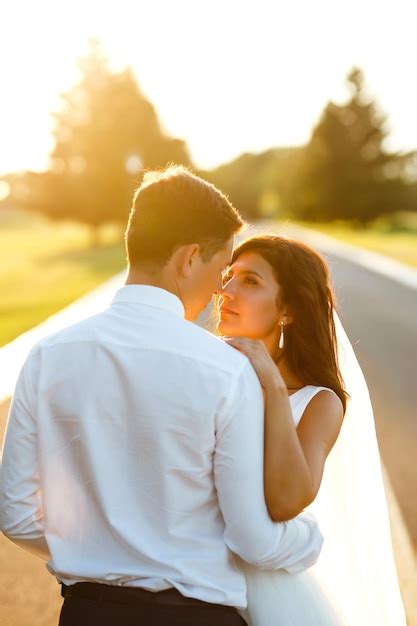 Encantadora Pareja De Novios Al Atardecer Novia Novio En Traje De Novia