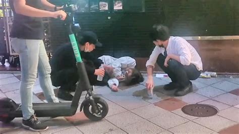 東京渋谷の路上で泥酔して寝る美少女を発見し、仲間を呼んで持ち帰ろうとする男 トー横キッズ女子が泥酔しまくり路上で寝まくり持ち帰られまくり