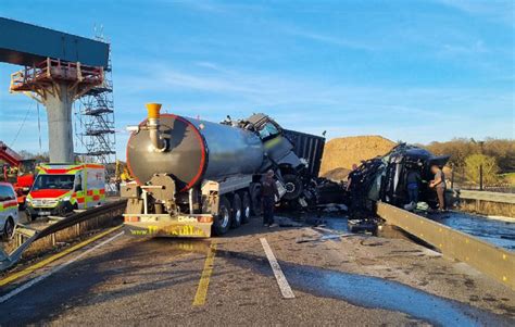 Update Lkw Durchbricht Leitplanke Frontalcrash Zwei Verletzte