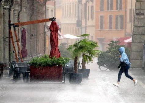 Previsioni Meteo Italia Lombardia Arrivano Forti Temporali Con