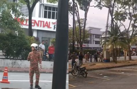 Video Firefighters Rescue Naked Man Stuck On Top Of A Tree In Penang