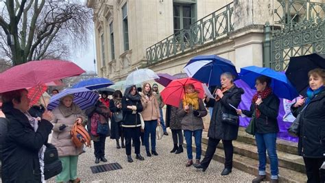 Des Femmes Rassembl Es Fa Ade Le Castel De Impartialit N Mes Verso