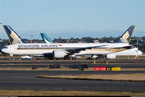 V Swz Singapore Airlines Boeing Er Photo By Tzeman Kenny Ho