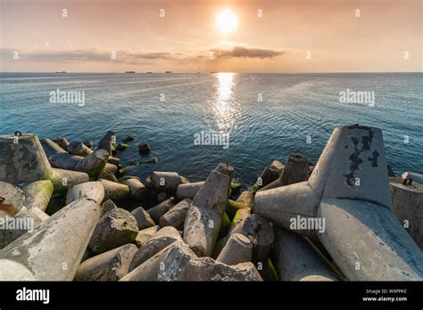 Hermoso atardecer seascape Las escolleras tetrápodos a la orilla del