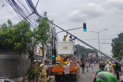 Mobil Tabrak Tiang PJU Hingga Roboh Di Ciracas Jalan Raya Bogor Macet