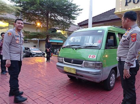 Sopir Angkot Menerobos Pembatas Depan Btm Dapat Tilang