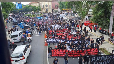 Ribuan Aremania Turun Ke Jalan Kota Malang Menghitam