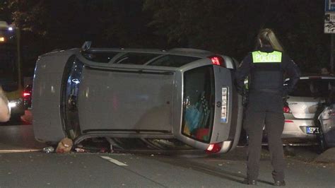 Schwerer Verkehrsunfall Wagen überschlägt sich und prallt in vier Autos