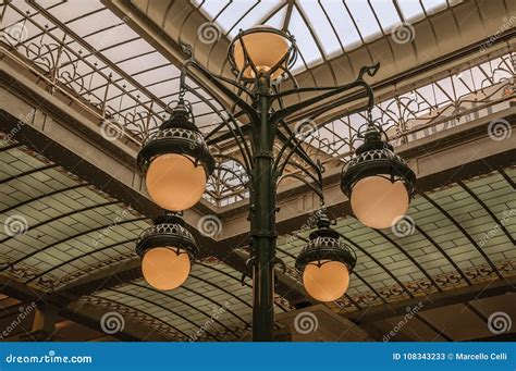 Art Nouveau Lampa Och Glass Tak I En Gammal Byggnad P Bryssel