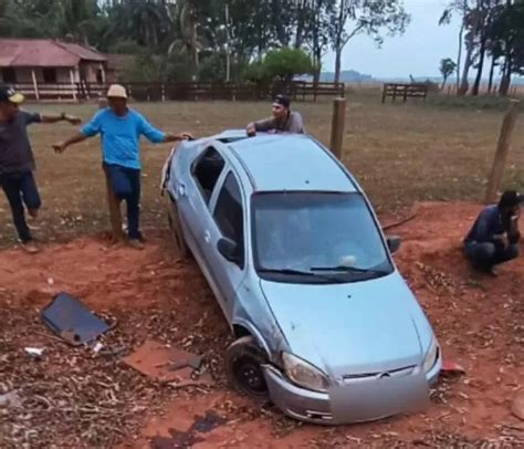 Pneu Estoura E Carro Capota Na Rea Rural De Cerejeiras Apesar Dos