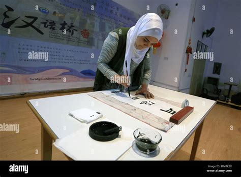 Amman Giordania Maggio Un Partecipante Mostra La Calligrafia