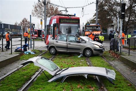 Mannheim Schwerer Verkehrsunfall zwischen Auto und Straßenbahn Update