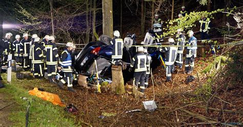 Auto Schleudert Von Stra E Drei Schwerverletzte Stimme De