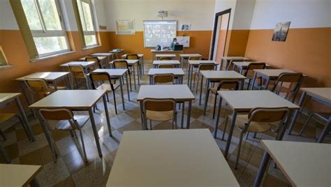 Scuola Docenti E Ata Tredicesima E Arretrati Non Per Tutti Il Crivello