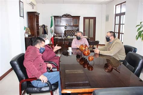 Recibe El Alcalde Andres Ramos A La Recaudadora De Rentas Indira Lopez