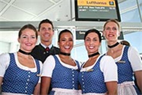 Lufthansa Oktoberfest Crew Mit Wiesntracht Aus Asien Und Nordamerika