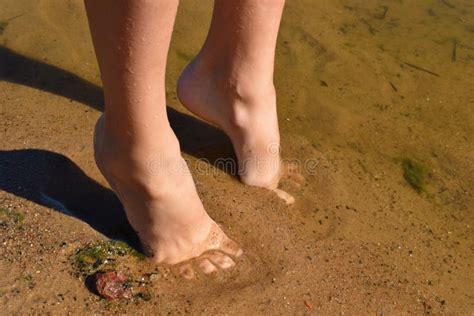 Dziecko Nadzy Cieki Nogi Outdoors Dzieci Siedz Na Trawie I Pokazuj