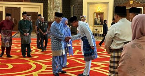 Agong Raja Permaisuri Berangkat Ke Majlis Jamuan Teh Diraja Di Istana