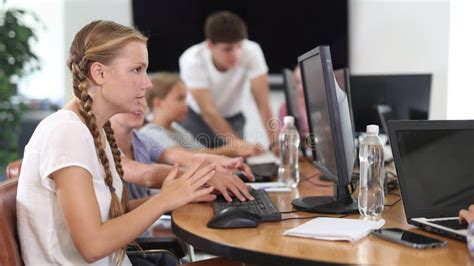 Garoto E Garota Aprendendo A Trabalhar No Computador Na Sala De Aula